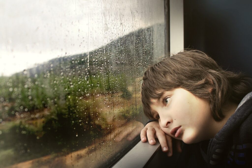 雨の日　外をみる子供