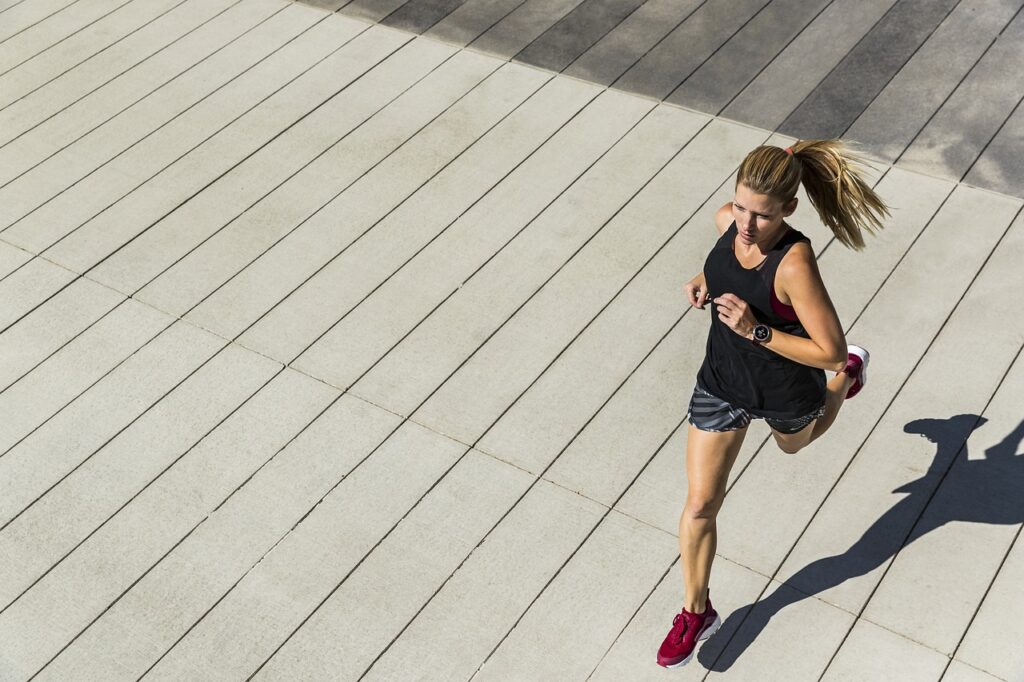 強い日差しの中でもランニングする女性