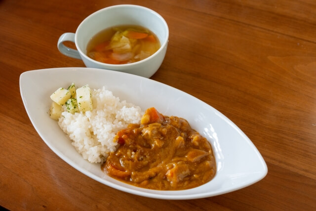 日本の家庭料理カレーライス