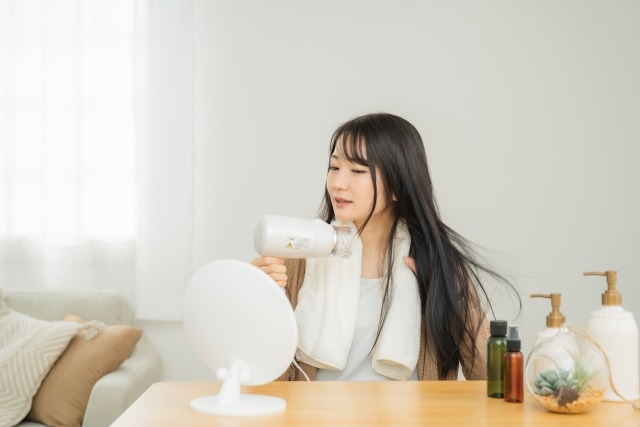 ドライヤーを使用するときは根本