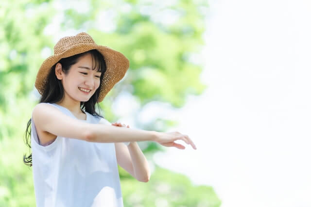 ウォータープルーフの日焼け止めを塗り直す女性