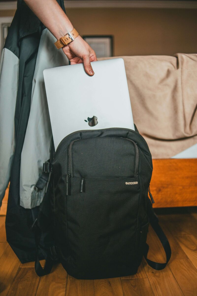 MacPCをリュックから取り出している様子