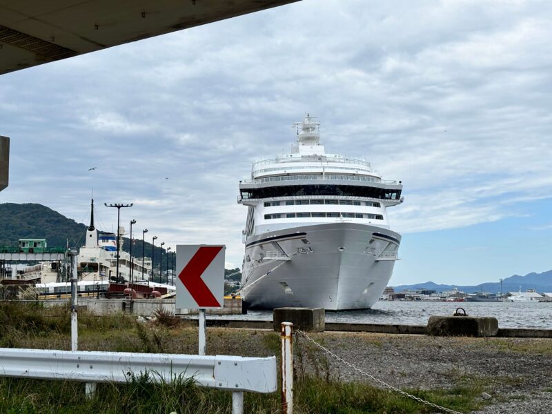 函館湾に停泊しているクルーズ