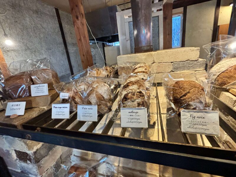 函館 tomboloのショーケースに飾られたパン2