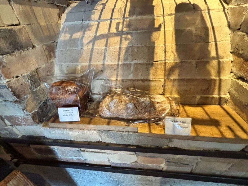 函館 tomboloのショーケースに飾られたパン3