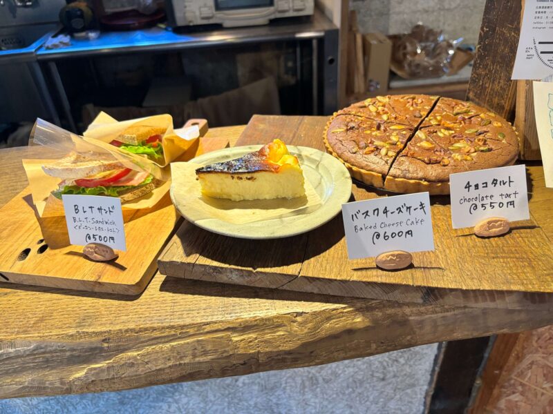 函館 tomboloのショーケースに飾られたケーキ・タルト