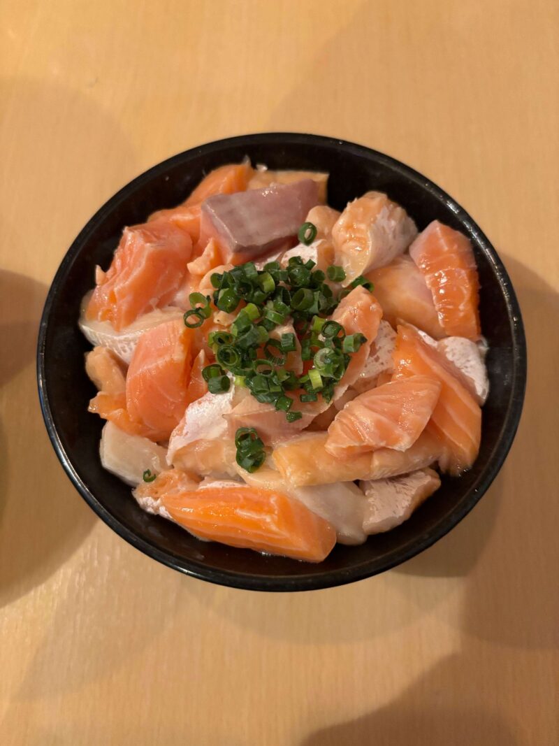 函館五稜郭HAKOYAの炙りサーモン丼