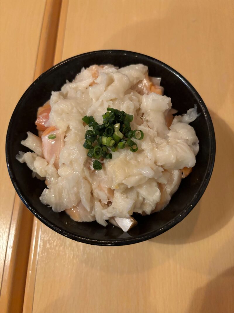 函館五稜郭HAKOYAのサーモンえんがわ丼