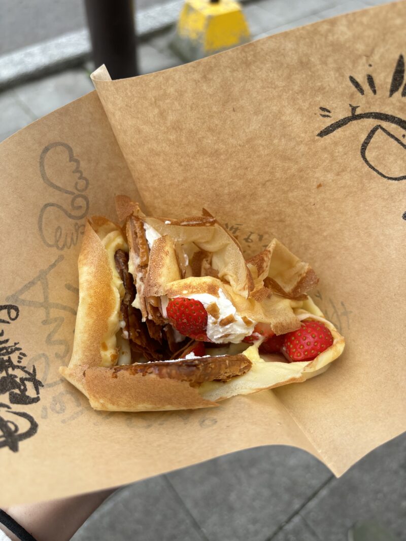 行列のクレープ屋「アンジェリック・ヴォヤージュ」のクレープ「苺ミルフィーユクレープ」