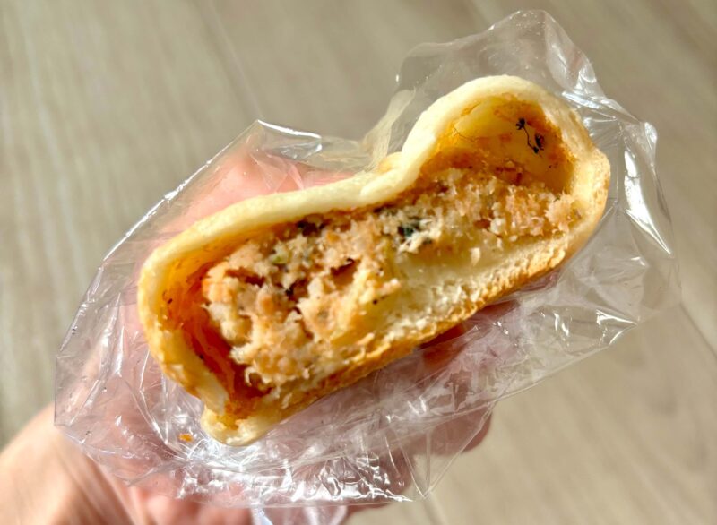 函館 まるたま小屋のピロシキ　しゃけクリームチーズ