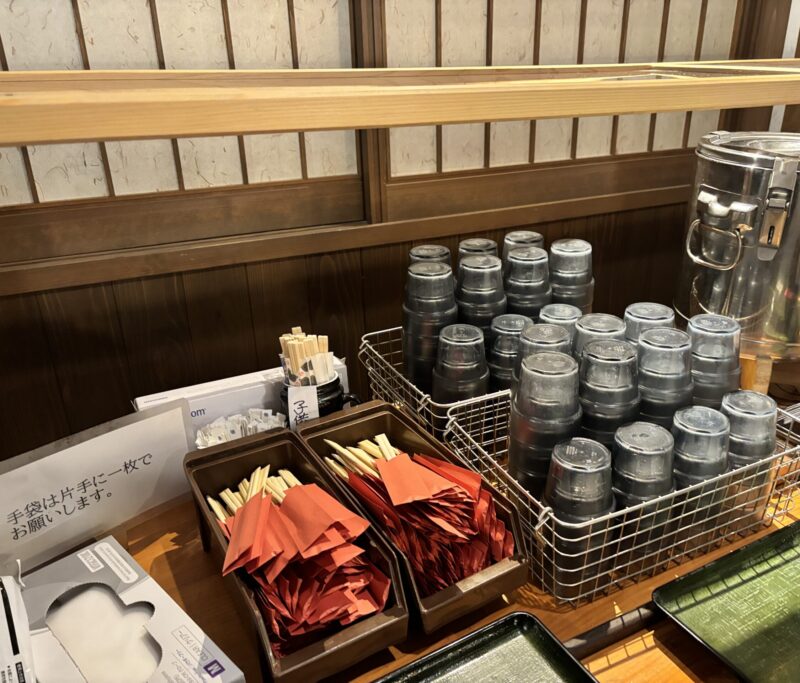 山形東根 石臼十割そば森久の水・箸セルフサービス