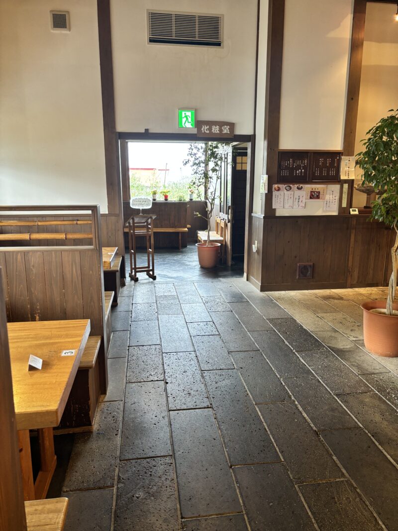 山形東根 そば森久のテーブル席