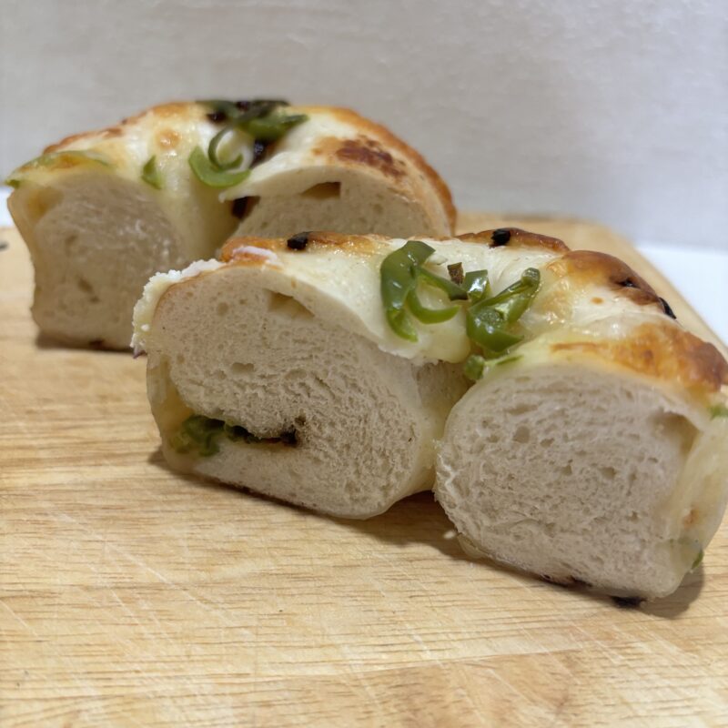 山形東根「山ベーグル」のししとうと塩昆布とチーズ