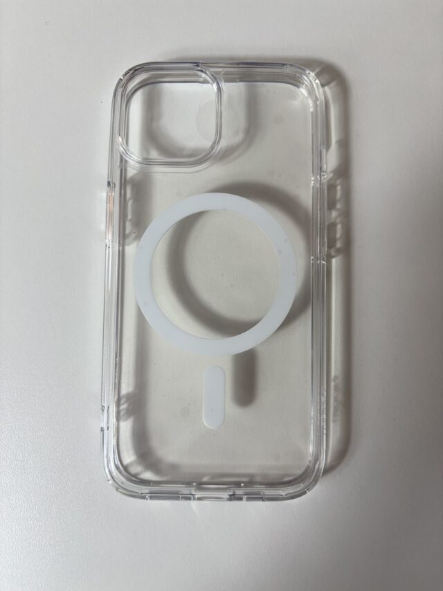 Spigenのクリアケース正面