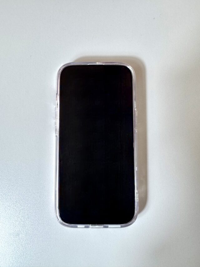 Spigenのクリアケースを装着したiPhone15の正面