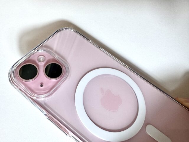 Spigenのクリアケースを装着したiPhone15の背面