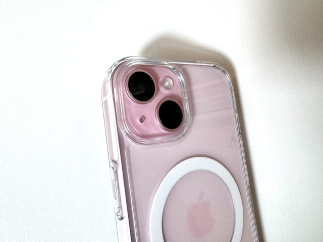 Spigenのクリアケースを装着したiPhone15の背面