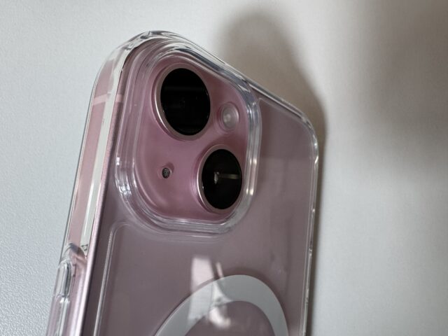 Spigenのクリアケースを装着したiPhone15。カメラ部分がフチ高設計