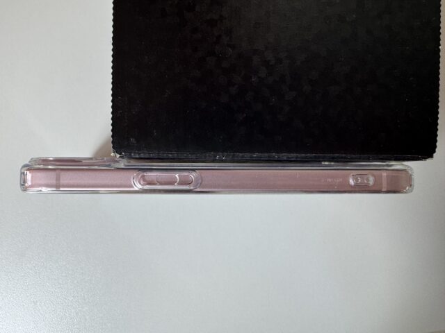 Spigenのクリアケースを装着したiPhone15の右横