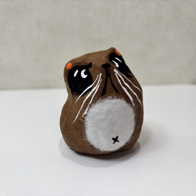 無印良品 福缶2026の小たぬきの斜めから撮影