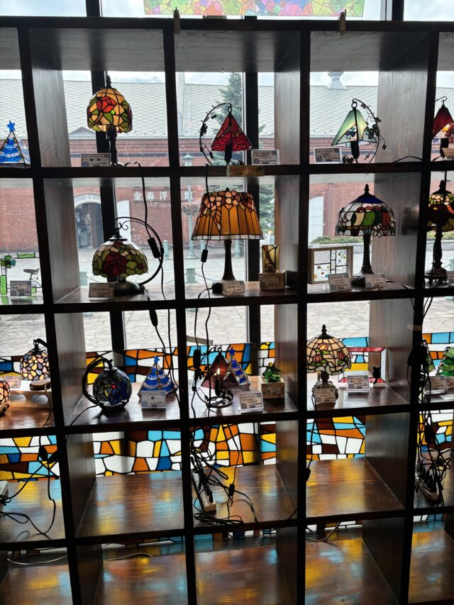 赤レンガ倉庫のステンドグラスランプの棚