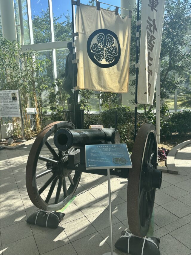 土方歳三立像と大砲