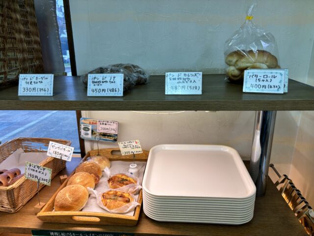パン工房元町ぼんぱんのパンの棚
