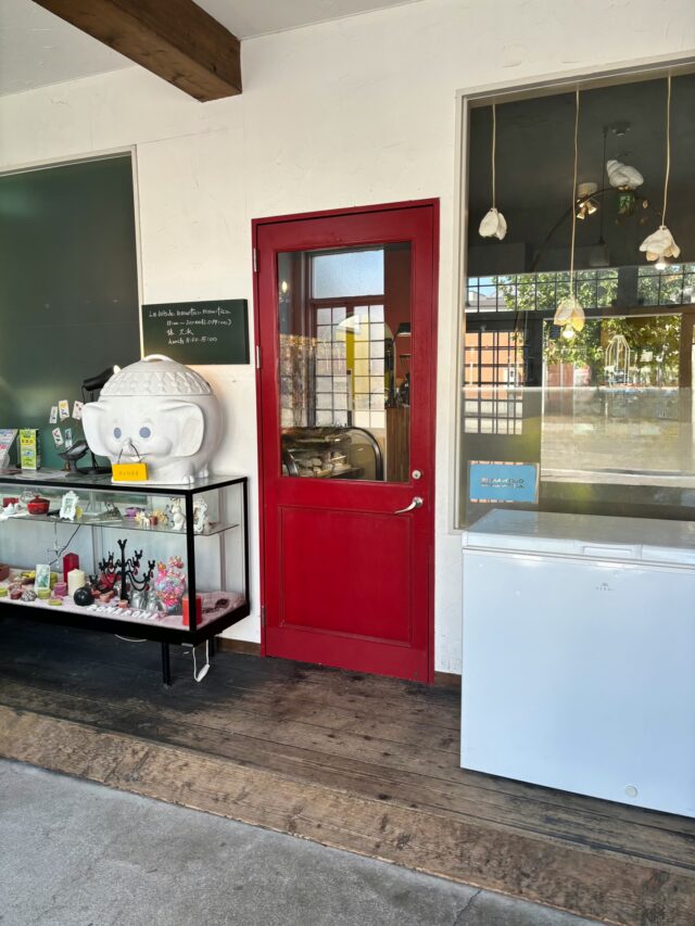 ロマンティカロマンティコの入り口にある赤いドア