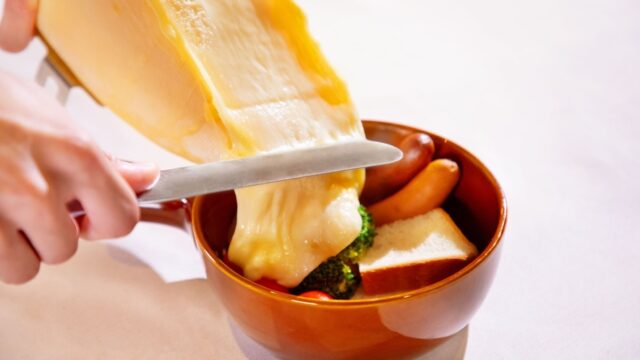 ホテル万惣の夕食ビュッフェのラクレットリーズ