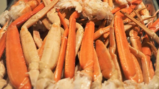 函館湯の川温泉 海と灯/ヒューイットリゾートの豪華ビュッフェのカニ